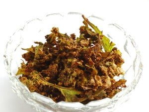 Linseed and kale chips in bowl