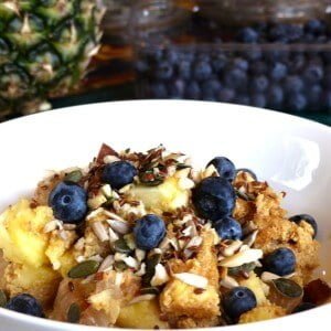 Linseed grain-free muesli with fruit, nuts, seeds and berries
